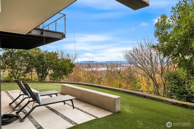 1527 E Howe Street, Seattle, WA 98112