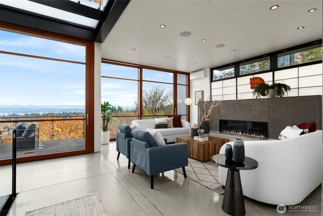 1527 E Howe Street, Seattle, WA 98112