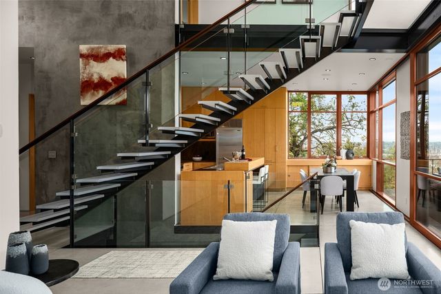 1527 E Howe Street, Seattle, WA 98112