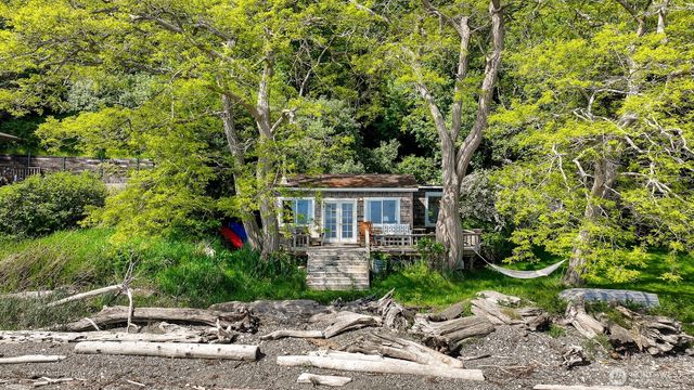 1865 Seacrest Drive, Lummi Island, WA 98262