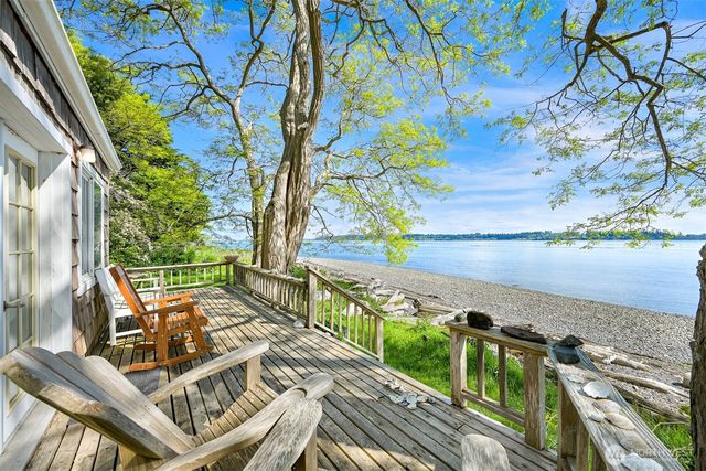1865 Seacrest Drive, Lummi Island, WA 98262