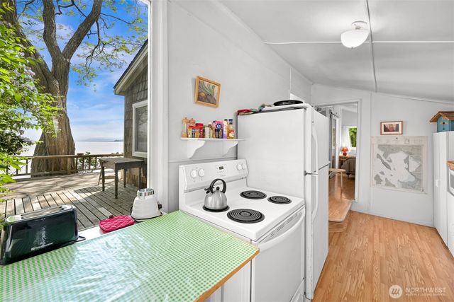1865 Seacrest Drive, Lummi Island, WA 98262