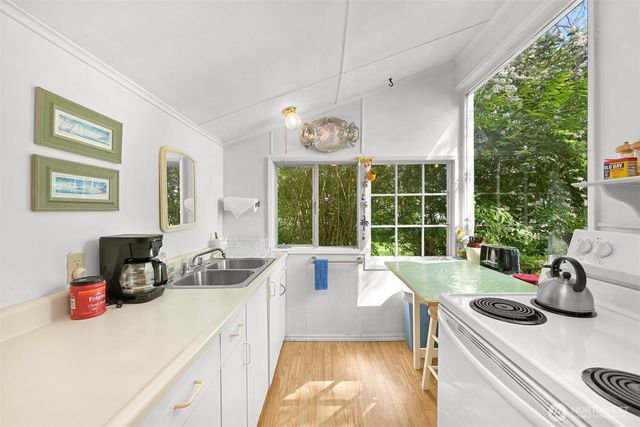 1865 Seacrest Drive, Lummi Island, WA 98262