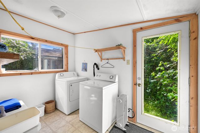 1865 Seacrest Drive, Lummi Island, WA 98262