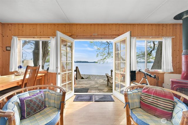1865 Seacrest Drive, Lummi Island, WA 98262