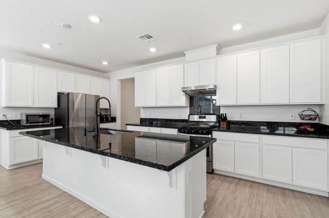 1589 Lantern Way, Hughson, CA 95326