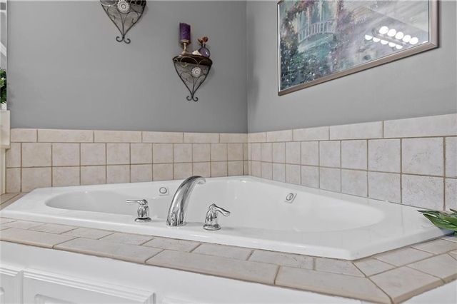 2209 NE Wyndham Drive, Blue Springs, MO 64029