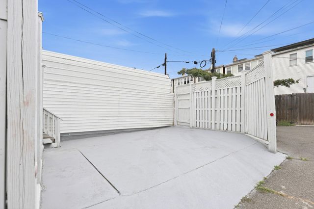 809 DELAFIELD NW, Washington, DC 20011
