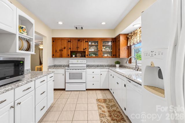 529 Alta Vista Drive, Hendersonville, NC 28791