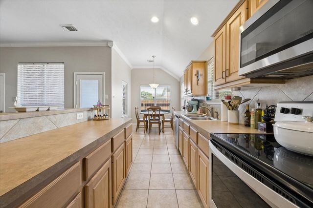 608 Brad Court, Webster, TX 77598