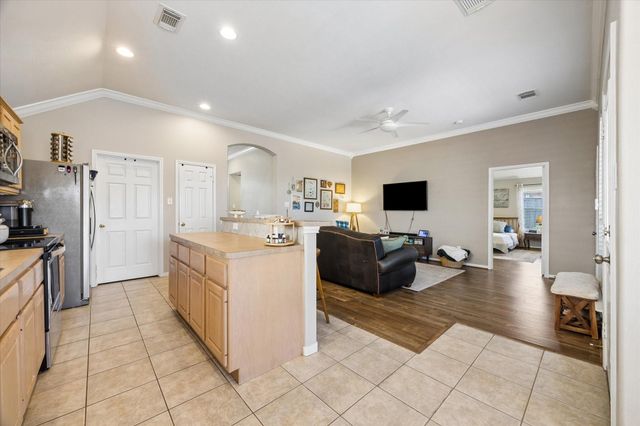 608 Brad Court, Webster, TX 77598