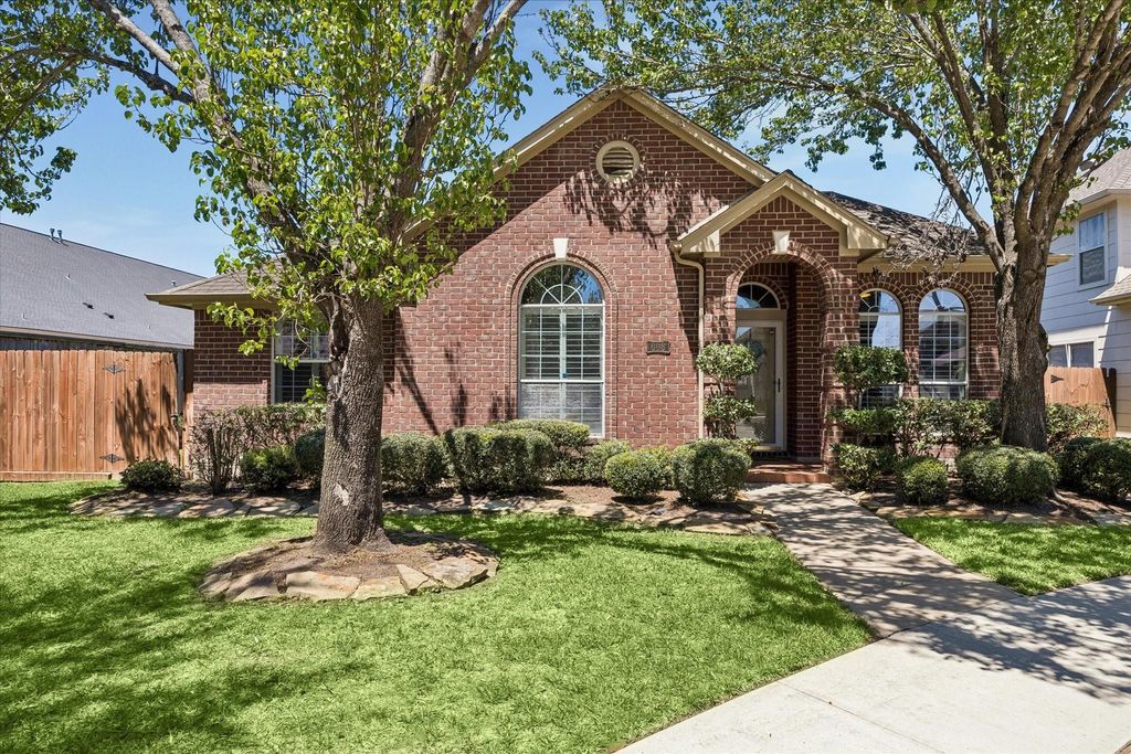 608 Brad Court, Webster, TX 77598