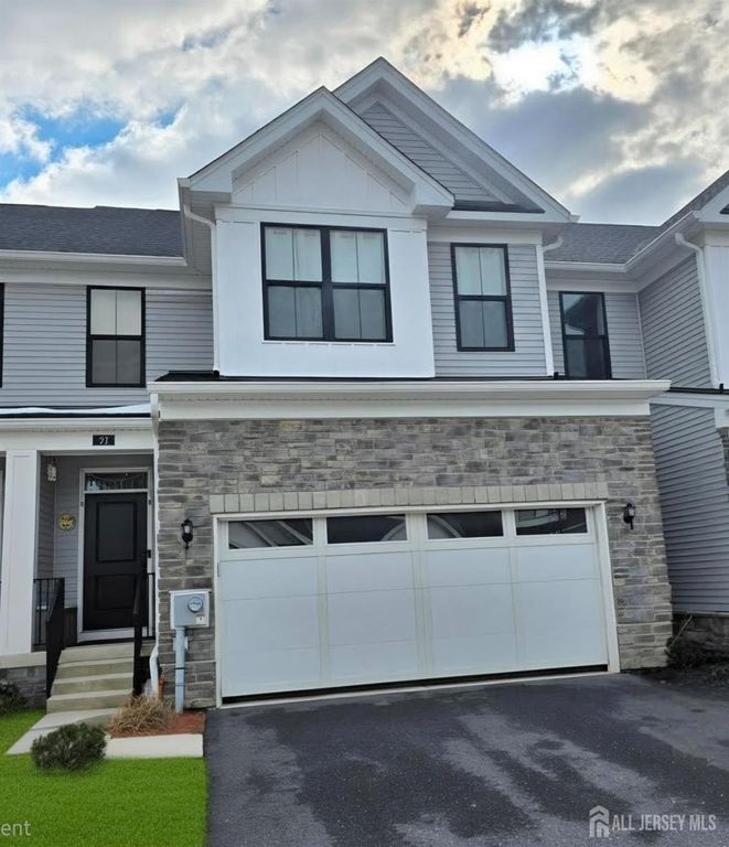 27 Wisteria Court, Monroe, NJ 08831