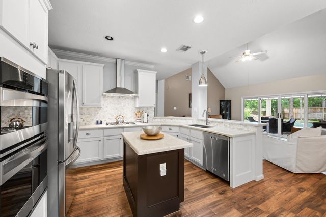 59 N Bluff Creek Circle, The Woodlands, TX 77382