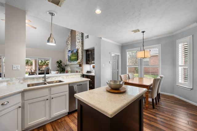 59 N Bluff Creek Circle, The Woodlands, TX 77382