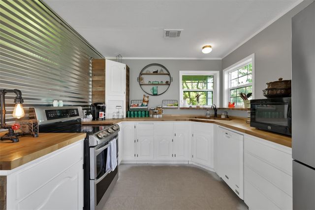 10496 Summit Drive, Willis, TX 77318