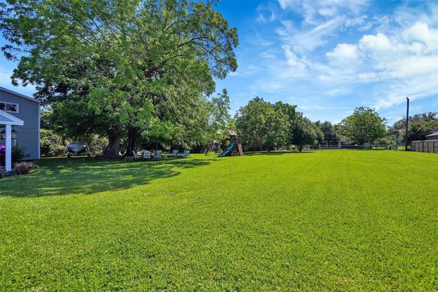 10496 Summit Drive, Willis, TX 77318