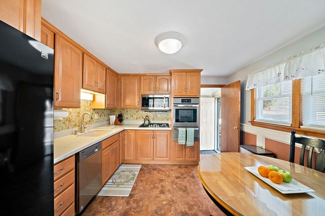 7 Oakwood Ave, Randolph, MA 02368