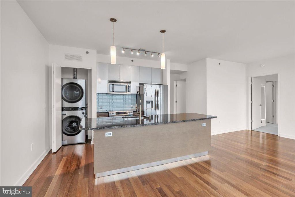 2101 MARKET #3704, PHILADELPHIA, PA 19103 — exterior