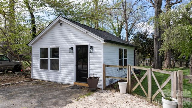 95 18th Avenue NW, Hickory, NC 28601