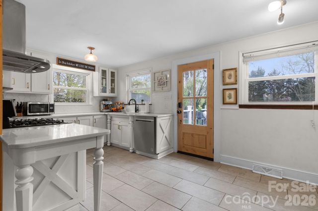 95 18th Avenue NW, Hickory, NC 28601