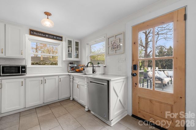 95 18th Avenue NW, Hickory, NC 28601