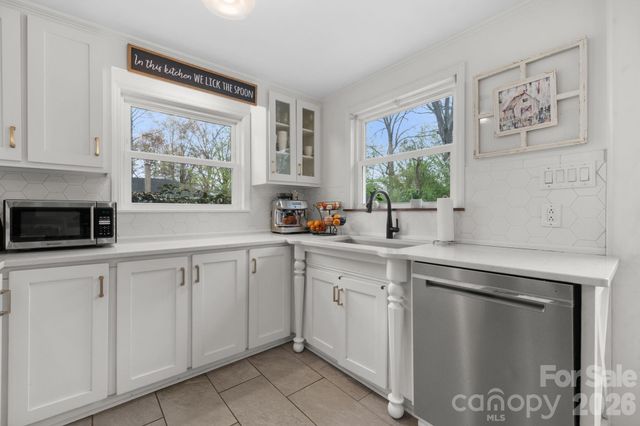 95 18th Avenue NW, Hickory, NC 28601