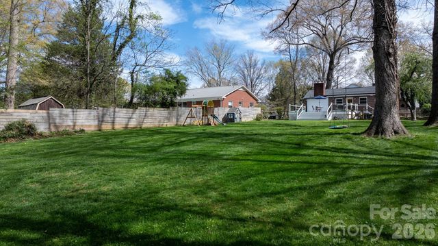 95 18th Avenue NW, Hickory, NC 28601