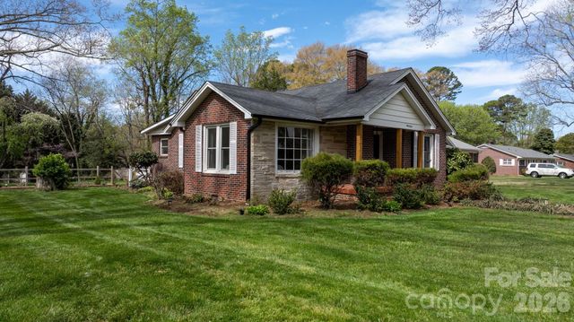 95 18th Avenue NW, Hickory, NC 28601