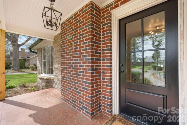 95 18th Avenue NW, Hickory, NC 28601