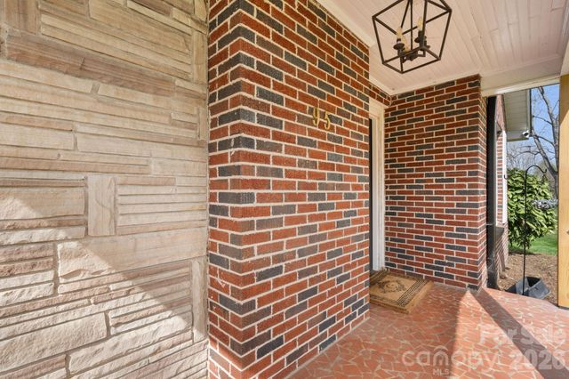 95 18th Avenue NW, Hickory, NC 28601