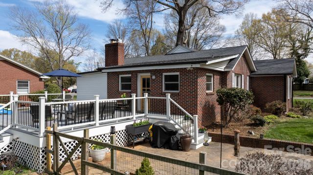 95 18th Avenue NW, Hickory, NC 28601