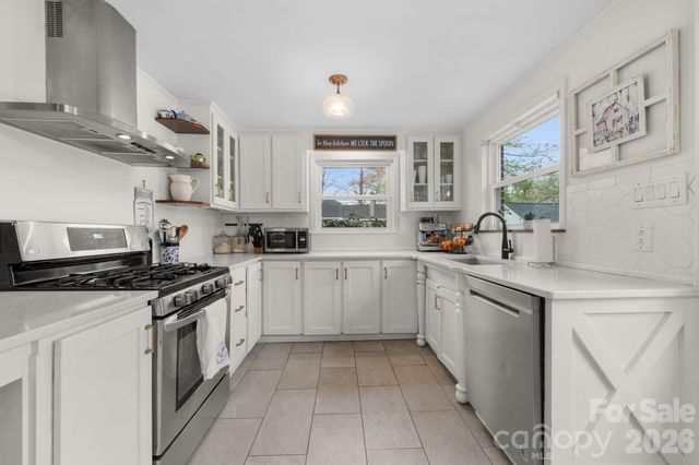 95 18th Avenue NW, Hickory, NC 28601