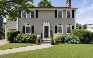 32 Grosvenor Rd, Waltham, MA 02453