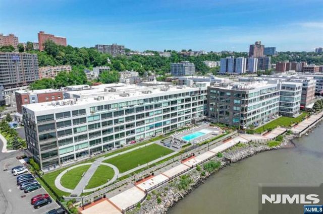 9 Somerset Lane 308, Edgewater, NJ 07020