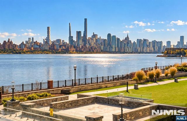 9 Somerset Lane 308, Edgewater, NJ 07020