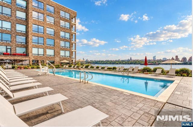 9 Somerset Lane 308, Edgewater, NJ 07020