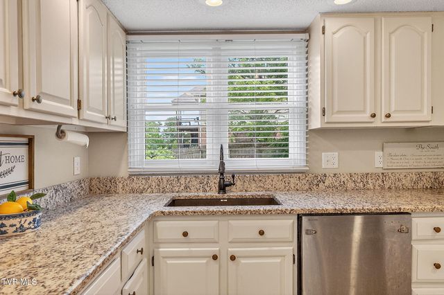 1014 Whittling Wood Drive, Johnson City, TN 37601
