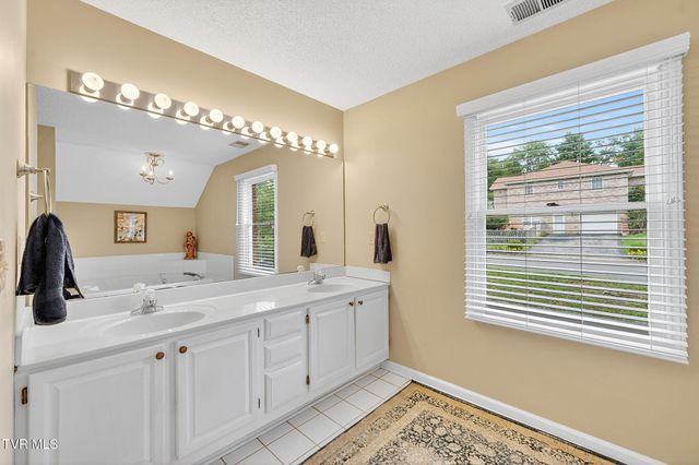1014 Whittling Wood Drive, Johnson City, TN 37601