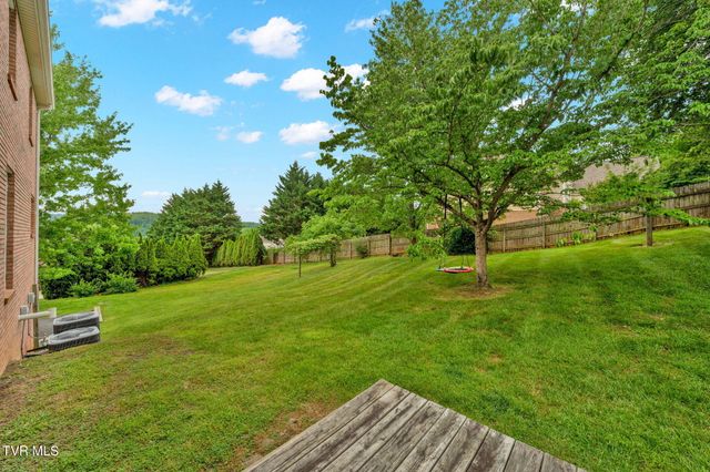 1014 Whittling Wood Drive, Johnson City, TN 37601