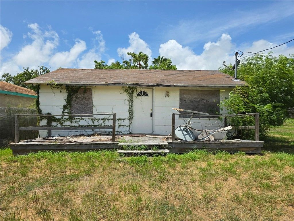 413 N 7th St, Fulton, TX 78358 — exterior