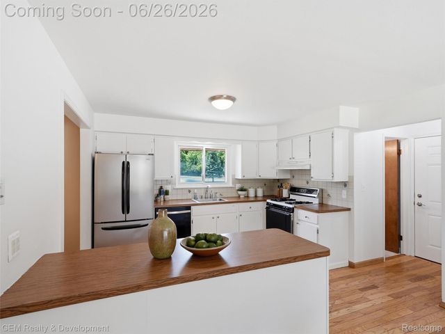34260 Five Mile Road, Livonia, MI 48154