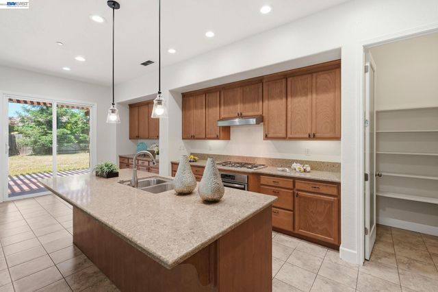 2359 Happy Valley Ln, Manteca, CA 95336