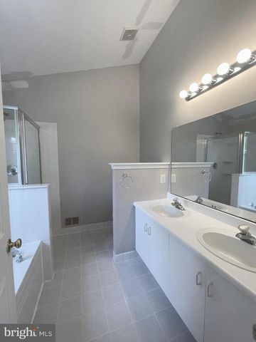 162 SHREWSBURY CT, Pennington, NJ 08534