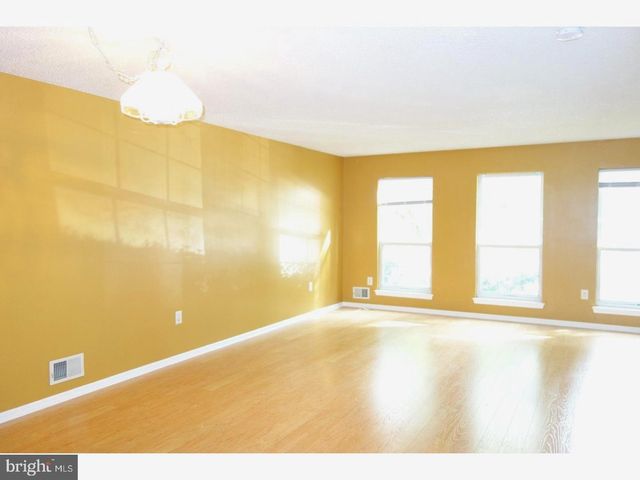 162 SHREWSBURY CT, Pennington, NJ 08534