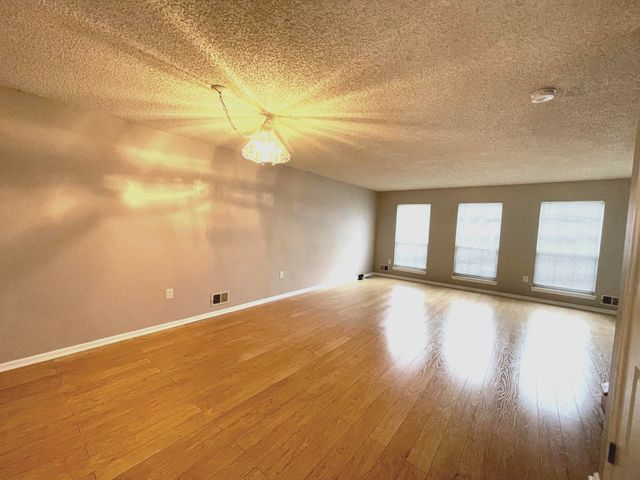 162 SHREWSBURY CT, Pennington, NJ 08534
