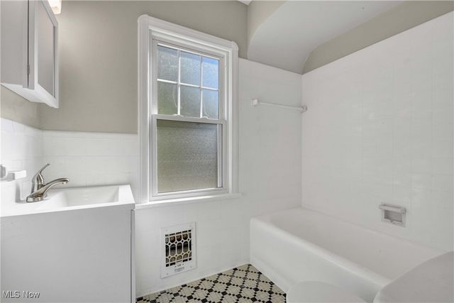 1031 Pennfield Road, Cleveland Heights, OH 44121