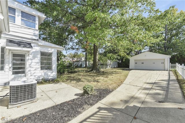 1031 Pennfield Road, Cleveland Heights, OH 44121
