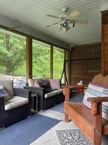 380 Daniels cr, Banner, KY 41603