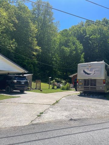 380 Daniels cr, Banner, KY 41603